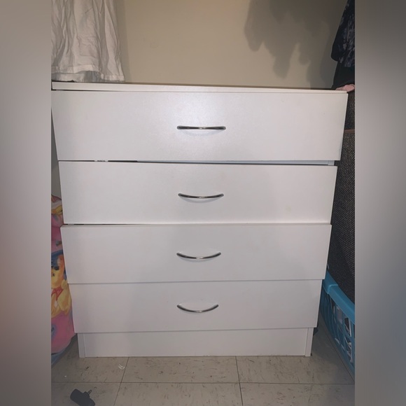 White 4 drawer dresser - Picture 1 of 3